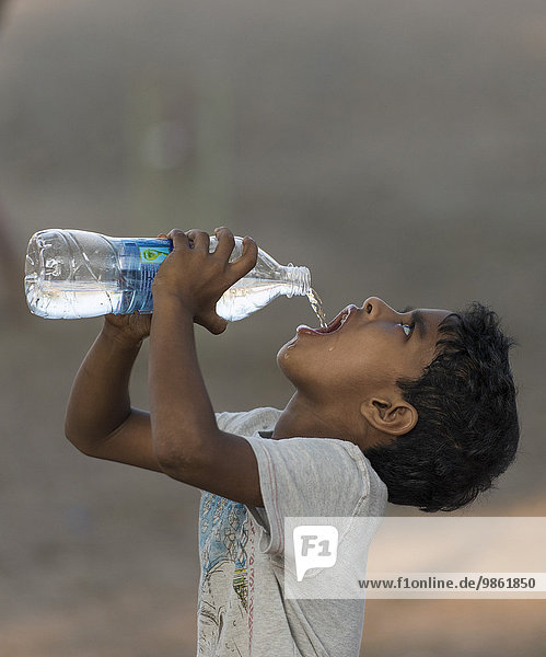 Junge trinkt aus einer Plastikflasche Wasser  Fort Cochin  Kochi  Kerala  Indien  Asien