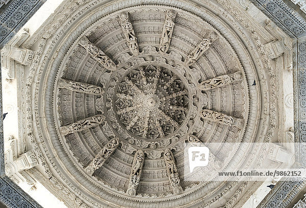 Architektonisches Detail  Kuppeldach  Jaintempel von Ranakpur  Rajasthan  Indien  Asien