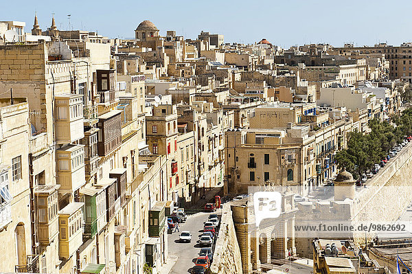 Ausblick auf die übereinander verschachtelten mit Erker versehenen Häuser der Altstadt  Valletta  Malta  Europa