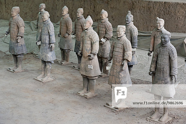 Erste Grube  stehende Krieger in einer Reihe  Figuren  Mausoleum Kaiser Qin Shihuangdi  Terrakotta-Armee  Xi'an  Volksrepublik China