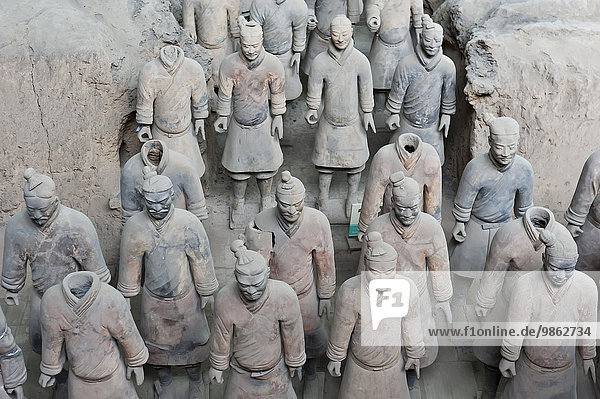 Erste Grube  stehende Krieger  Figuren  Mausoleum Kaiser Qin Shihuangdi  Terrakotta-Armee  Xi'an  Volksrepublik China