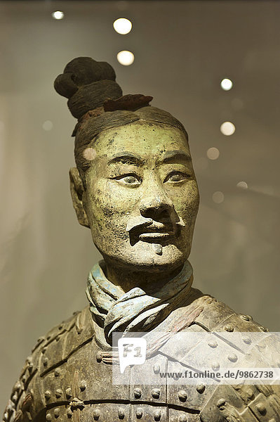 Museum  Portrait  stehender Krieger mit Original-Farbe bemalt  Mausoleum Kaiser Qin Shihuangdi  Terrakotta-Armee  Xi'an  Volksrepublik China