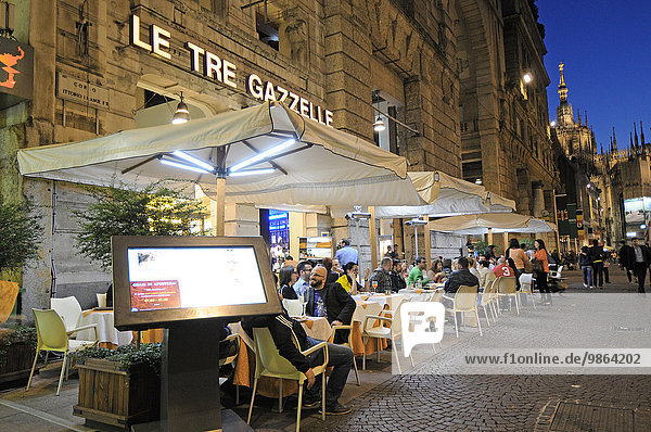 Italien  Lombardei  Mailand  Corso Vittorio Emanuele  Leute im Cafe