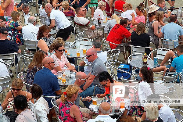 Außenaufnahme sitzend Fröhlichkeit Mensch Getränk Menschen Lebensmittel Großbritannien Festival Cardiff Bucht Wales