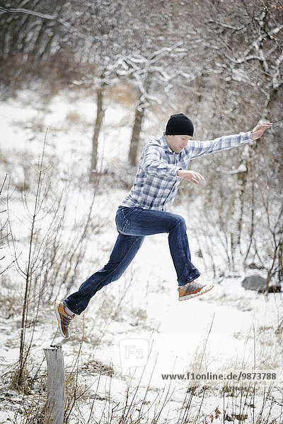 Laubwald Mann springen Schnee 1