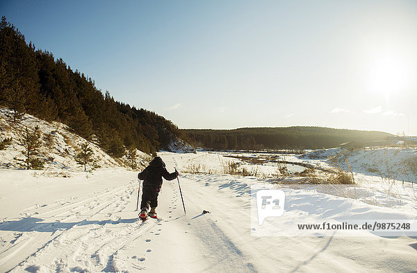 Europäer Junge - Person Schnee Feld Skisport querfeldein Cross Country