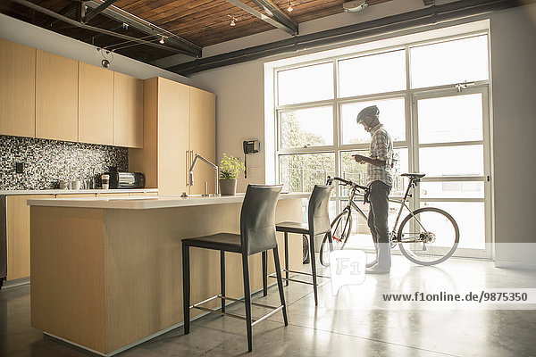 Handy benutzen Geschäftsmann Küche schwarz Büro Fahrrad Rad