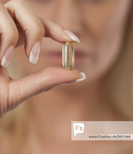 Kapsel Kapseln Europäer Frau halten Close-up Menschlicher Fingernagel Menschliche Fingernägel Maniküre