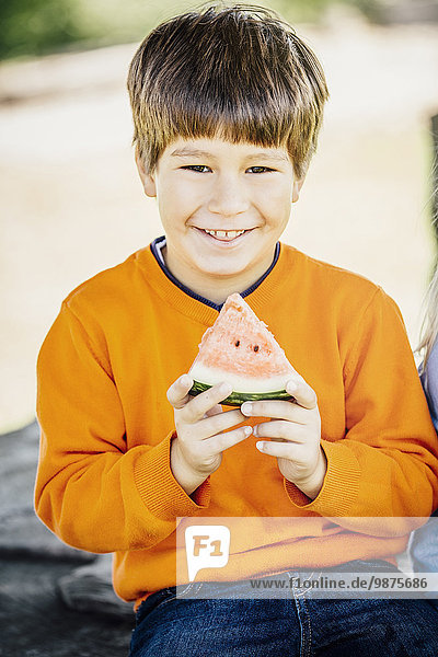 Außenaufnahme Europäer Junge - Person Wassermelone essen essend isst freie Natur