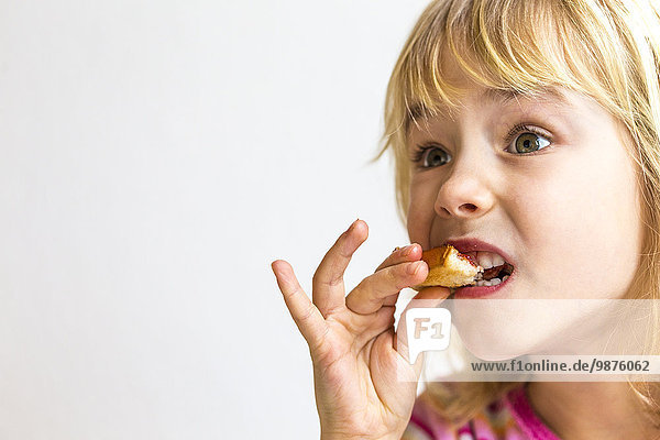 Mädchen isst Toastbrot mit Marmelade,  Kiel,  Schleswig-Holstein,  Deutschland,  Europa