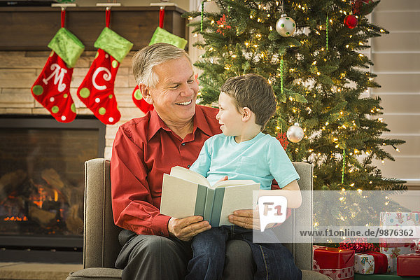 Europäer Weihnachten Enkelsohn Großvater vorlesen