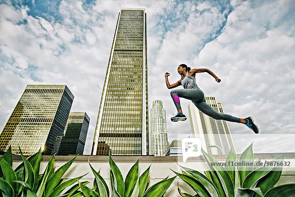 Dach Städtisches Motiv Städtische Motive Straßenszene Frau springen amerikanisch