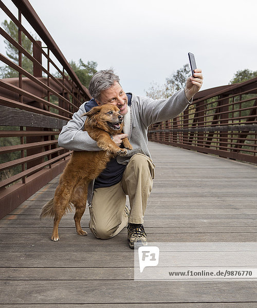 Europäer Mann Fotografie nehmen Hund Brücke