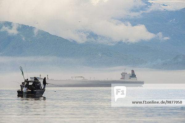 Öltanker nahe Boot Hintergrund Fischer Geräusch Prinz Valdez