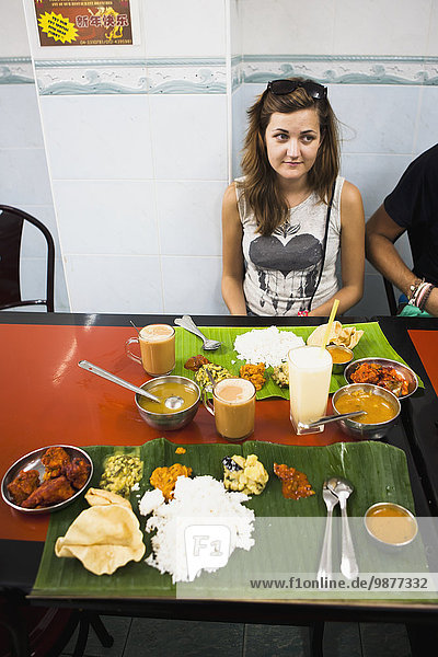 Lebensmittel klein Restaurant Indianer Zimmer essen essend isst