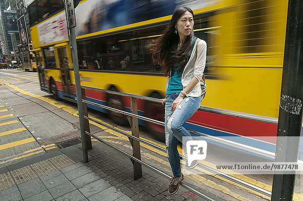hinter sitzend junge Frau junge Frauen passen Boden Fußboden Fußböden Straße chinesisch Omnibus 2 Geländer Treppengeländer