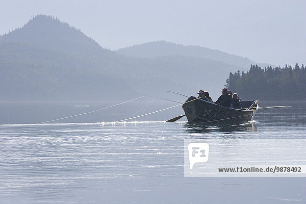 Mann Boot dahintreibend angeln landen Kenai-Fjords-Nationalpark Küfer