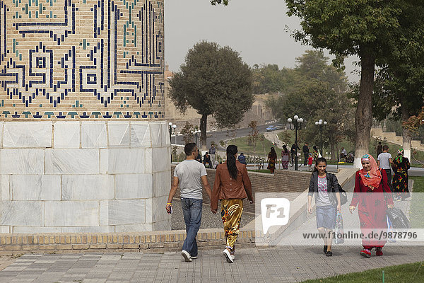 nebeneinander neben Seite an Seite Straße Fußgänger Moschee Samarkand