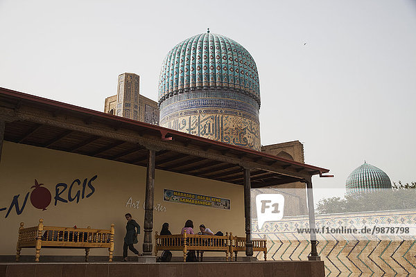 nebeneinander neben Seite an Seite am Tisch essen Restaurant Moschee Samarkand
