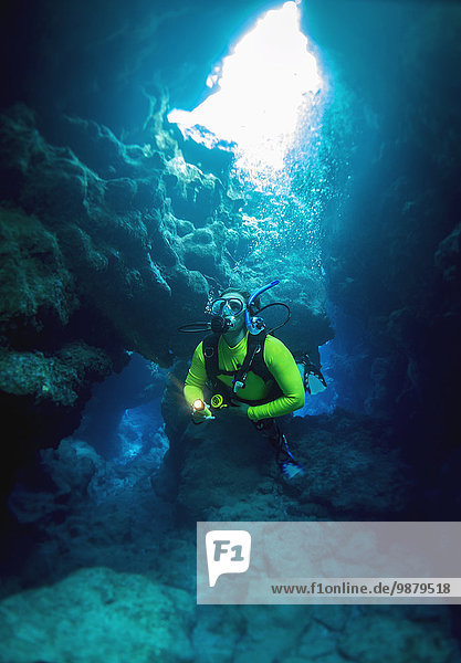 Unterwasseraufnahme unter Wasser Höhle 1
