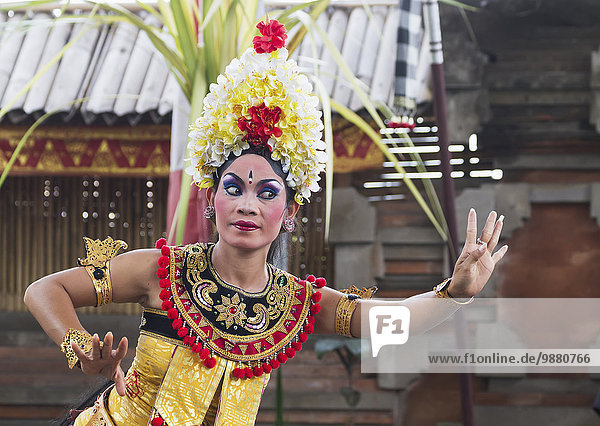 Brücken Position Brücke benutzen gestikulieren zeigen tanzen Tänzer Barong Indonesien