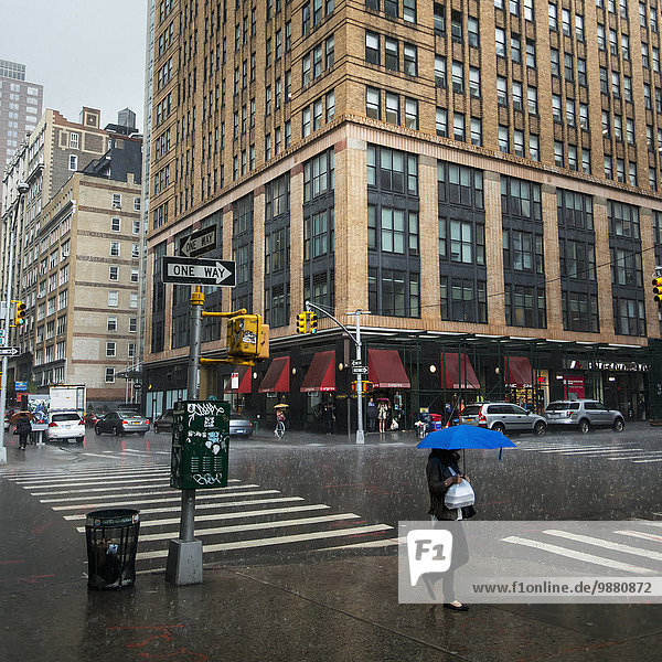 New York City Amerika Straße beschäftigt Großstadt Regen Verbindung schwer neu