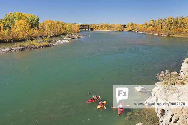 Farbaufnahme Farbe Baum Fluss Herbst Kajakfahrer Alberta Calgary breit