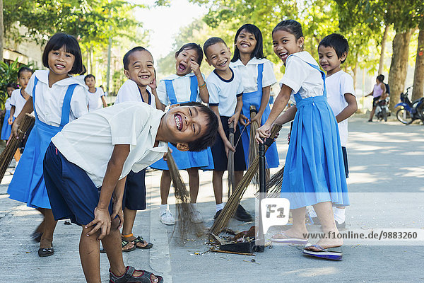 Reinigung Straße Schule (Einrichtung) jung Bohol Panglao Island spielen