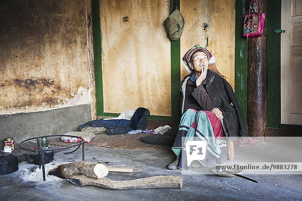 Frau sitzend Wohnhaus Einfachheit Lijiang