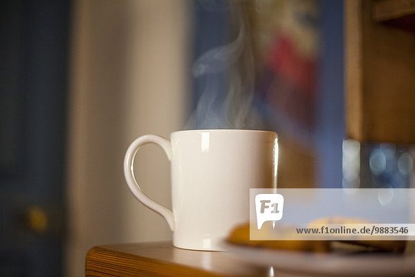 Tasse Kaffee und Kekse auf dem Tisch