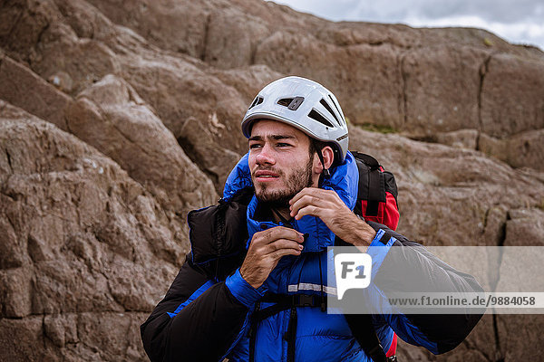 Junger Kletterer auf Felsbefestigungshelm  The Lake District  Cumbria  UK