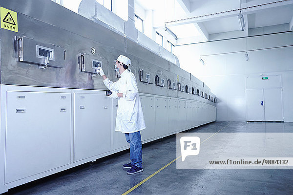 Arbeiter in der E-Zigaretten-Batteriefabrik Guangdong China