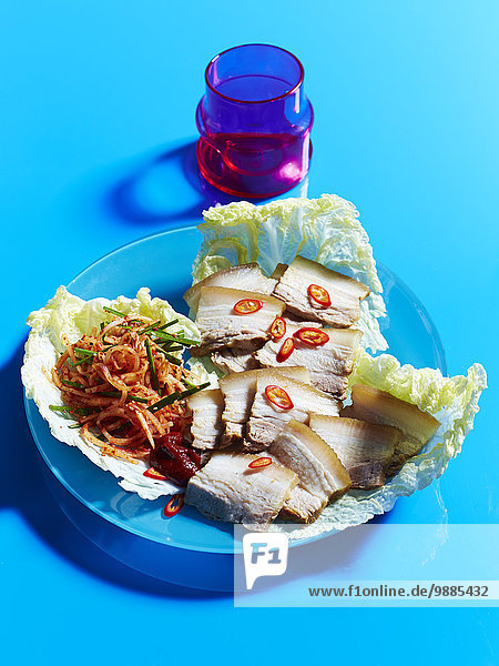 Stilleben von Teller mit geschmortem Schweinebauch-Kimchee