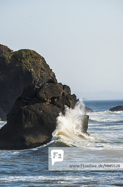 Felsbrocken Amerika Treffer treffen Verbindung Cannon Beach Oregon Wasserwelle Welle