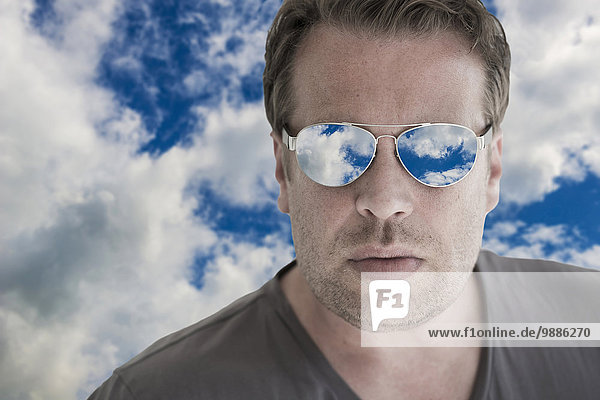 Mann Wolke Himmel Spiegelung blau Kleidung Sonnenbrille