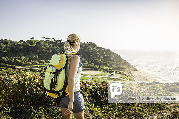 Junge Frau beim Wandern auf dem Küstenweg  Strand von Erretegia  Bidart  Frankreich