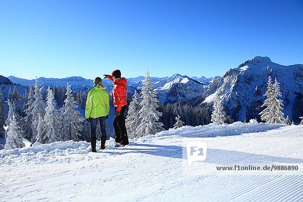 Zwei Frauen im Schnee  Tegelberg  Ammergauer Alpen  Allgäu  Bayern  Deutschland  Europa