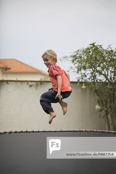 Junge - Person springen jung Trampolin