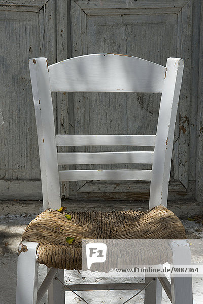 Sitzmöbel Stuhl Tradition Hektik Druck hektisch Holz streichen streicht streichend anstreichen anstreichend Kykladen Griechenland Griechische Inseln Mykonos Sitzplatz Taverne