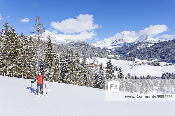 Frau beim Skiwandern Pongau Salzburger Land Österreich Europa