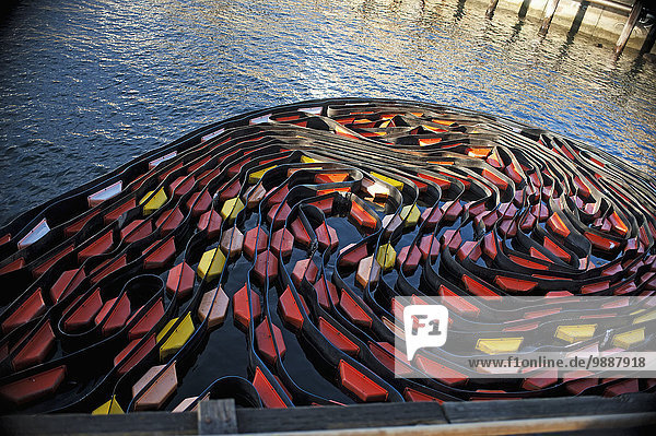 Vereinigte Staaten von Amerika USA Farbaufnahme Farbe spiralförmig spiralig Spirale Spiralen spiralförmiges Ufer Kai Boom Öl Seattle