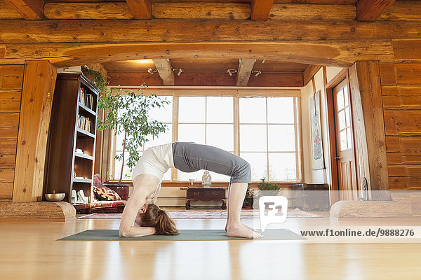 Innenaufnahme Frau üben Yoga Studioaufnahme