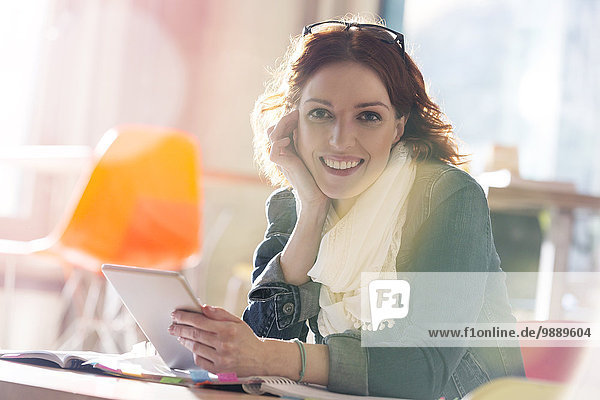 Porträt einer lächelnden Geschäftsfrau mit digitalem Tablett
