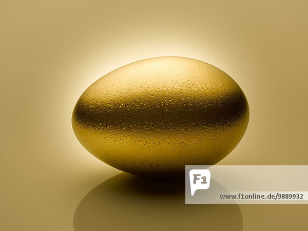 Goldenes Ei auf goldenem Hintergrund Stillleben
