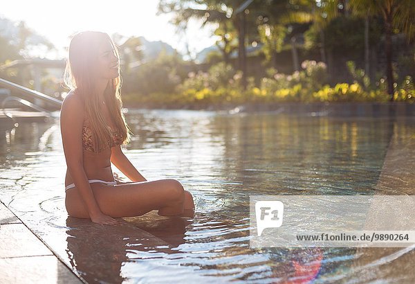 Junge Frau im Bikini sitzend im Schwimmbad  Panay Island  Visayas  Philippinen