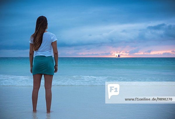 Rückansicht der jungen Frau mit Blick auf das Meer bei Sonnenuntergang  Boracay Island  Visayas  Philippinen