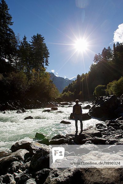 Rückansicht des männlichen Wanderers mit Blick auf den Fluss  Grindelwald  Schweiz
