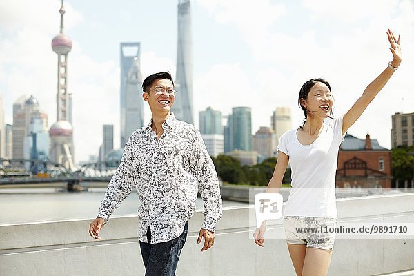 Touristisches Ehepaar winkt  Der Bund  Shanghai  China