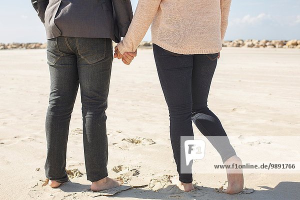 Abgeschnittene Rückansicht des jungen Paares am Strand  Tel Aviv  Israel