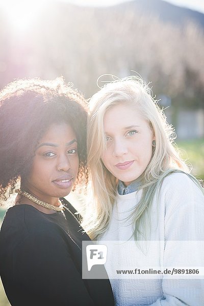 Portrait von zwei jungen Frauen im Park